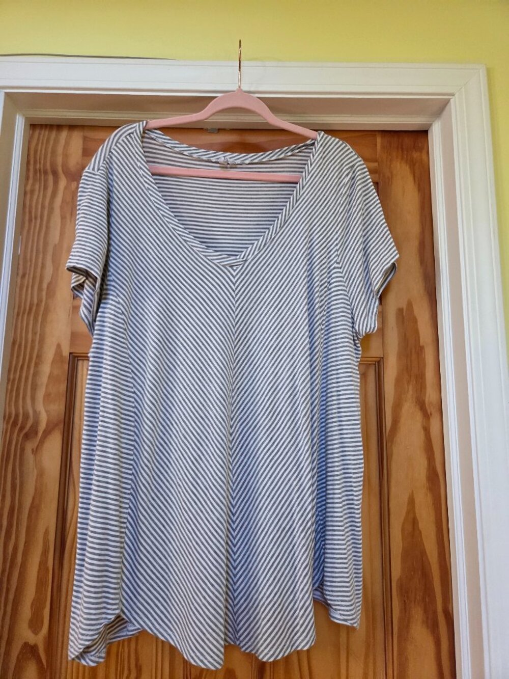 Women's Plus Size 3X  Grey & White Striped V-neck Tee